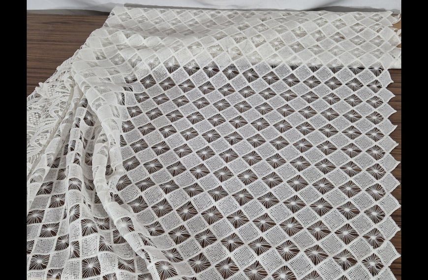 Lace Guipure with Rhombuses & Finish in Flowers Polyester Single-Colored - 120cm