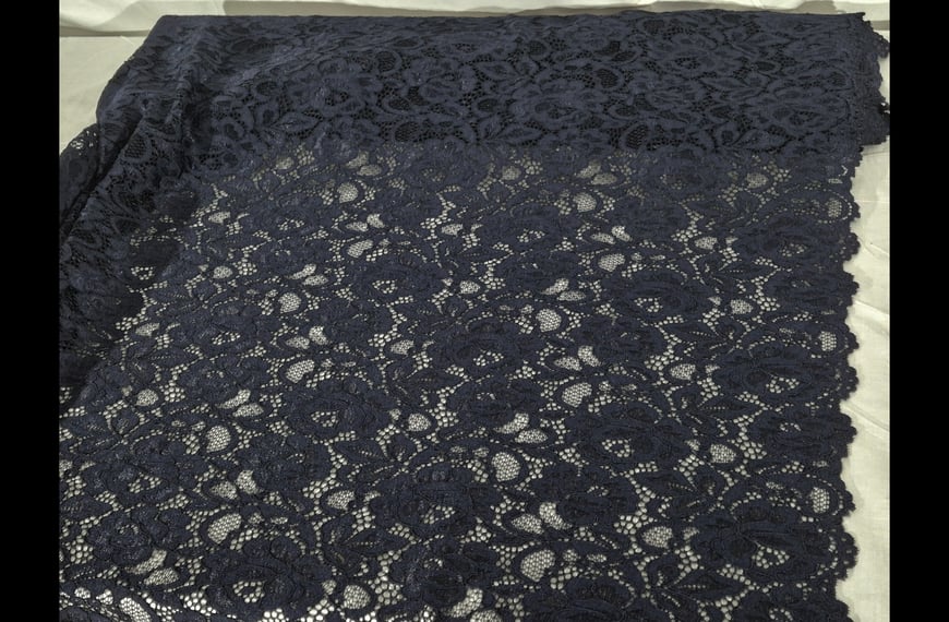 Lace with Medium Roses & LeavesPolyester Cotton Single-Colored - 150cm