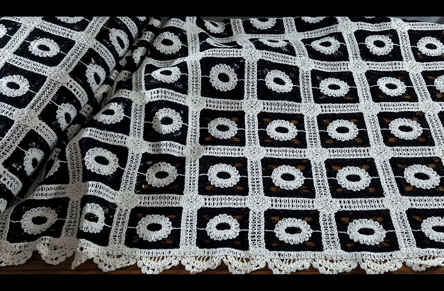 Lace with Knitted Circles in Squares Cotton Multi-Colored - 120cm